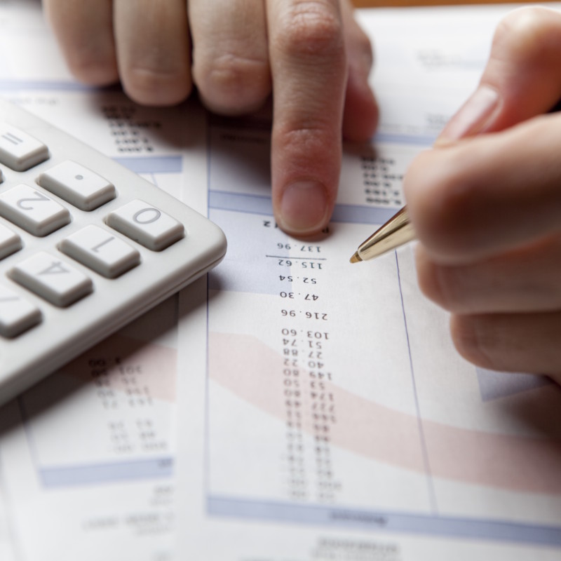 Documenti e grafici finanziari con calcolatrice